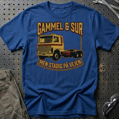 Gammel & Sur Men Stadig På Vejen Lastbil Trucker - Unisex T-Shirt , Bomuld-Beklædning-Garage Culture-Blå Royal-S-Garage Culture Shop- garage - man cave - merchandise