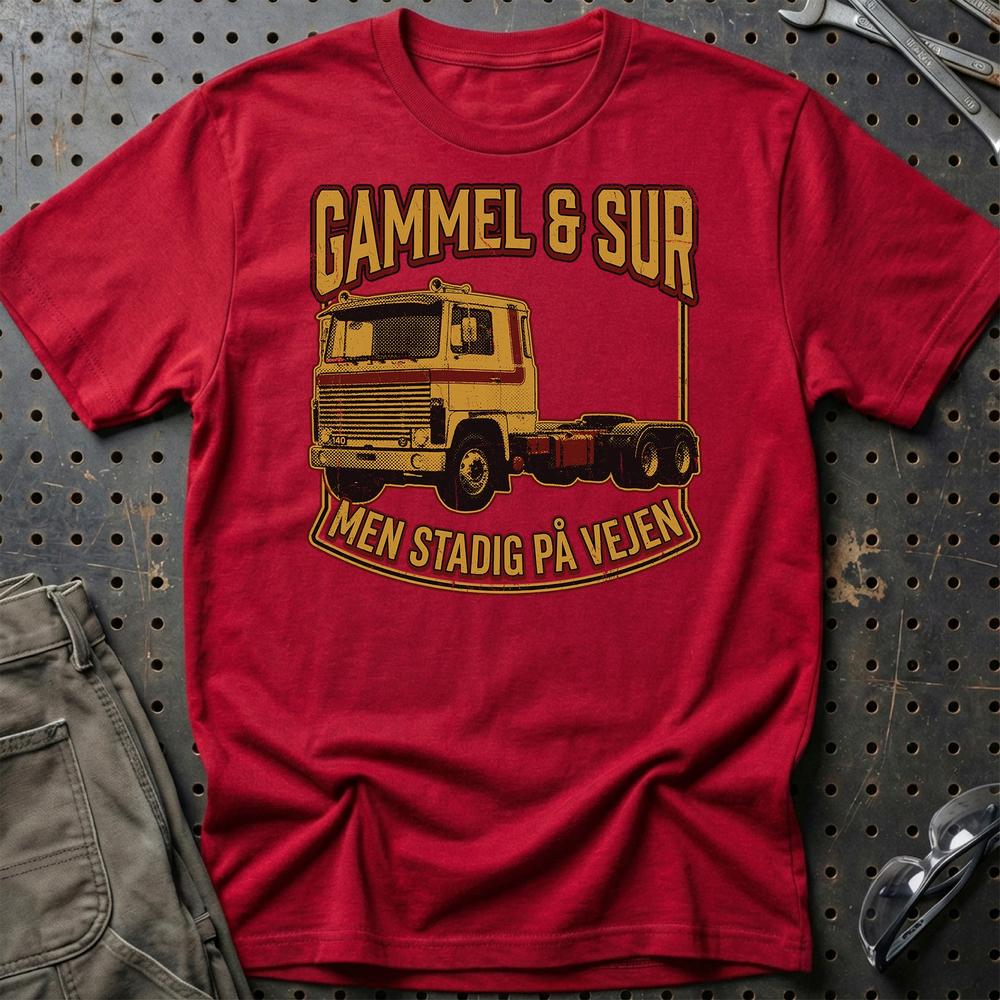 Gammel & Sur Men Stadig På Vejen Lastbil Trucker - Unisex T-Shirt , Bomuld-Beklædning-Garage Culture-Rød-S-Garage Culture Shop- garage - man cave - merchandise