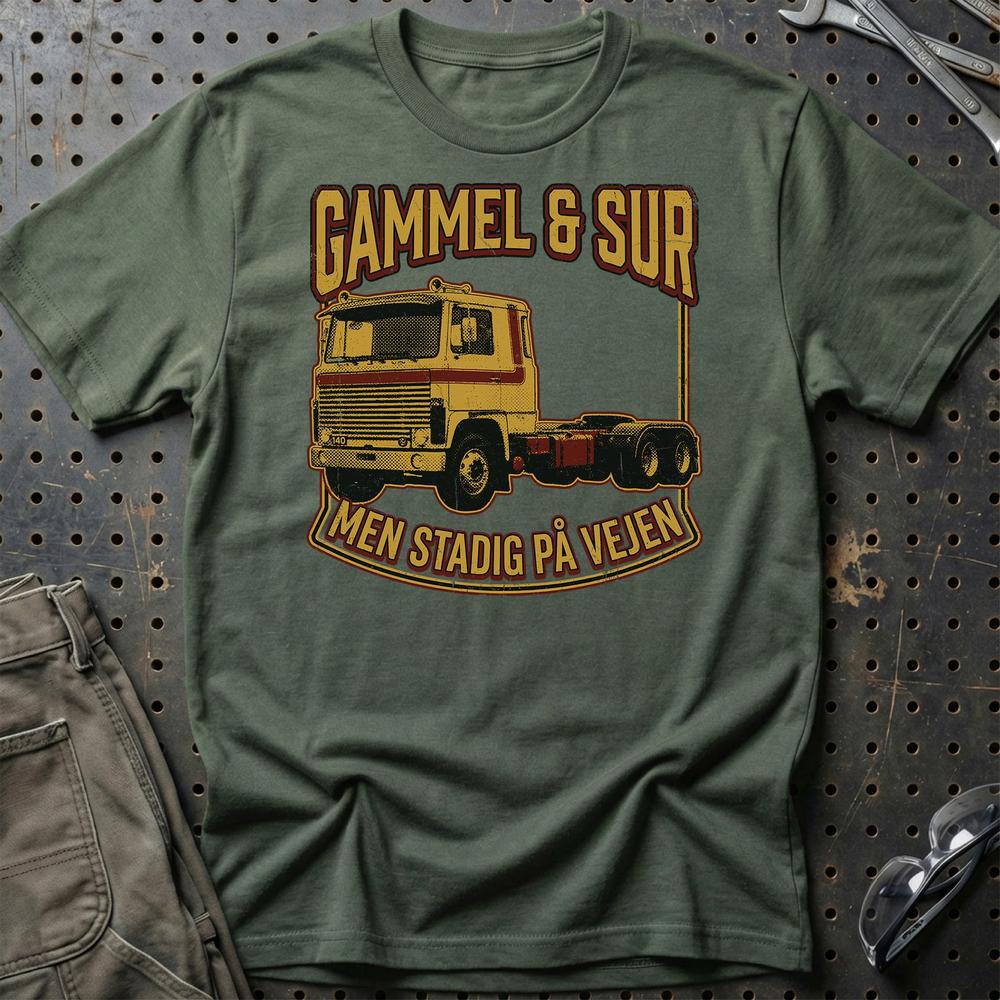 Gammel & Sur Men Stadig På Vejen Lastbil Trucker - Unisex T-Shirt , Bomuld-Beklædning-Garage Culture-Grøn Militær-S-Garage Culture Shop- garage - man cave - merchandise