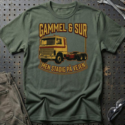Gammel & Sur Men Stadig På Vejen Lastbil Trucker - Unisex T-Shirt , Bomuld-Beklædning-Garage Culture-Grøn Militær-S-Garage Culture Shop- garage - man cave - merchandise