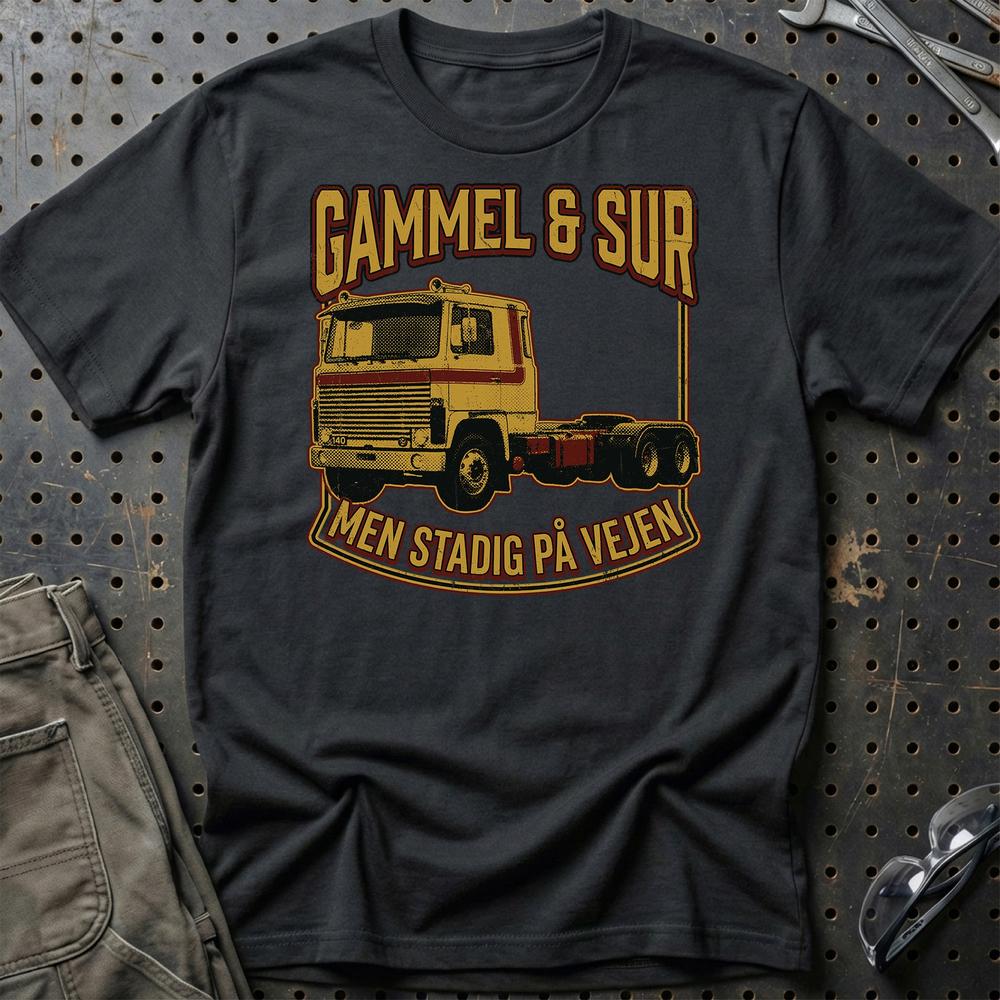 Gammel & Sur Men Stadig På Vejen Lastbil Trucker - Unisex T-Shirt , Bomuld-Beklædning-Garage Culture-Sort-S-Garage Culture Shop- garage - man cave - merchandise