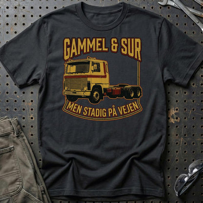 Gammel & Sur Men Stadig På Vejen Lastbil Trucker - Unisex T-Shirt , Bomuld-Beklædning-Garage Culture-Sort-S-Garage Culture Shop- garage - man cave - merchandise