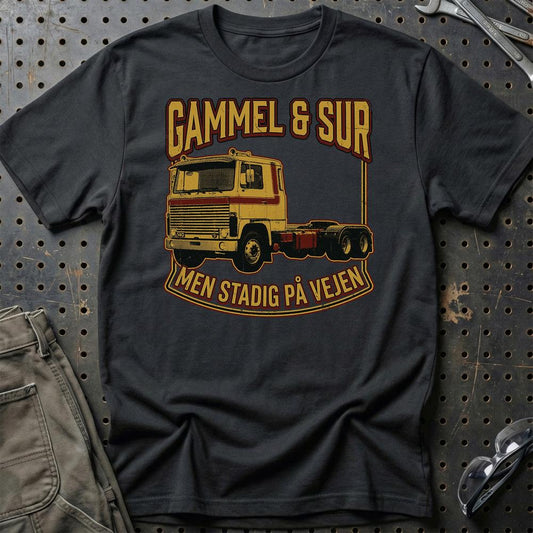 Gammel & Sur Men Stadig På Vejen Lastbil Trucker - Unisex T-Shirt , Bomuld-Beklædning-Garage Culture-Sort-S-Garage Culture Shop- garage - man cave - merchandise