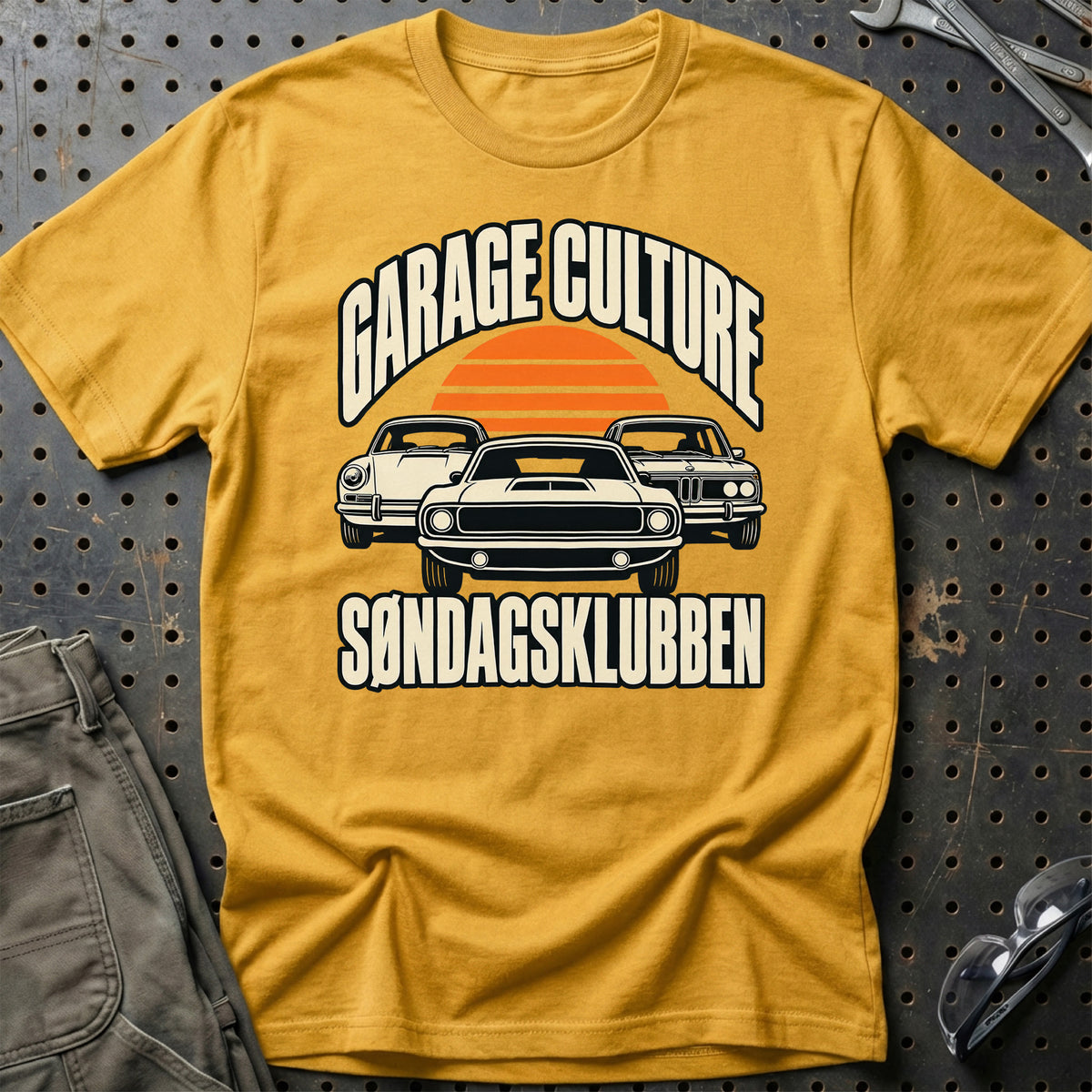 
Garage Culture – Søndagsklubben T-Shirt – Guld