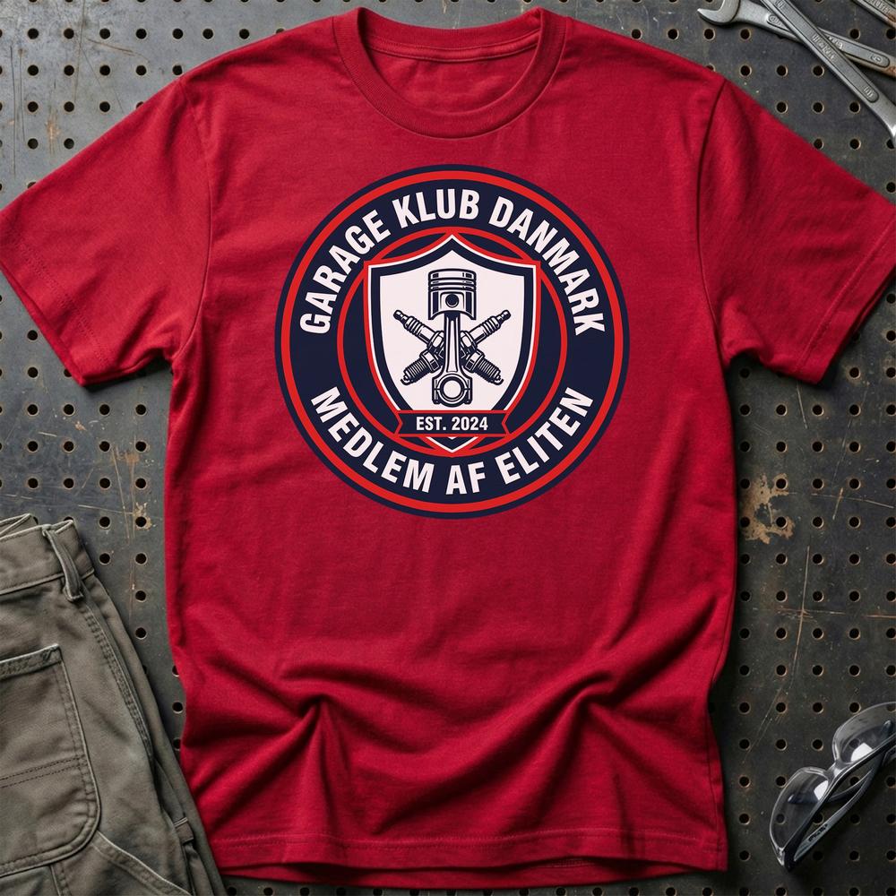 Garage Klub Danmark Medlem Af Eliten T-Shirt-Beklædning-Garage Culture-Rød-S-Garage Culture Shop- garage - man cave - merchandise