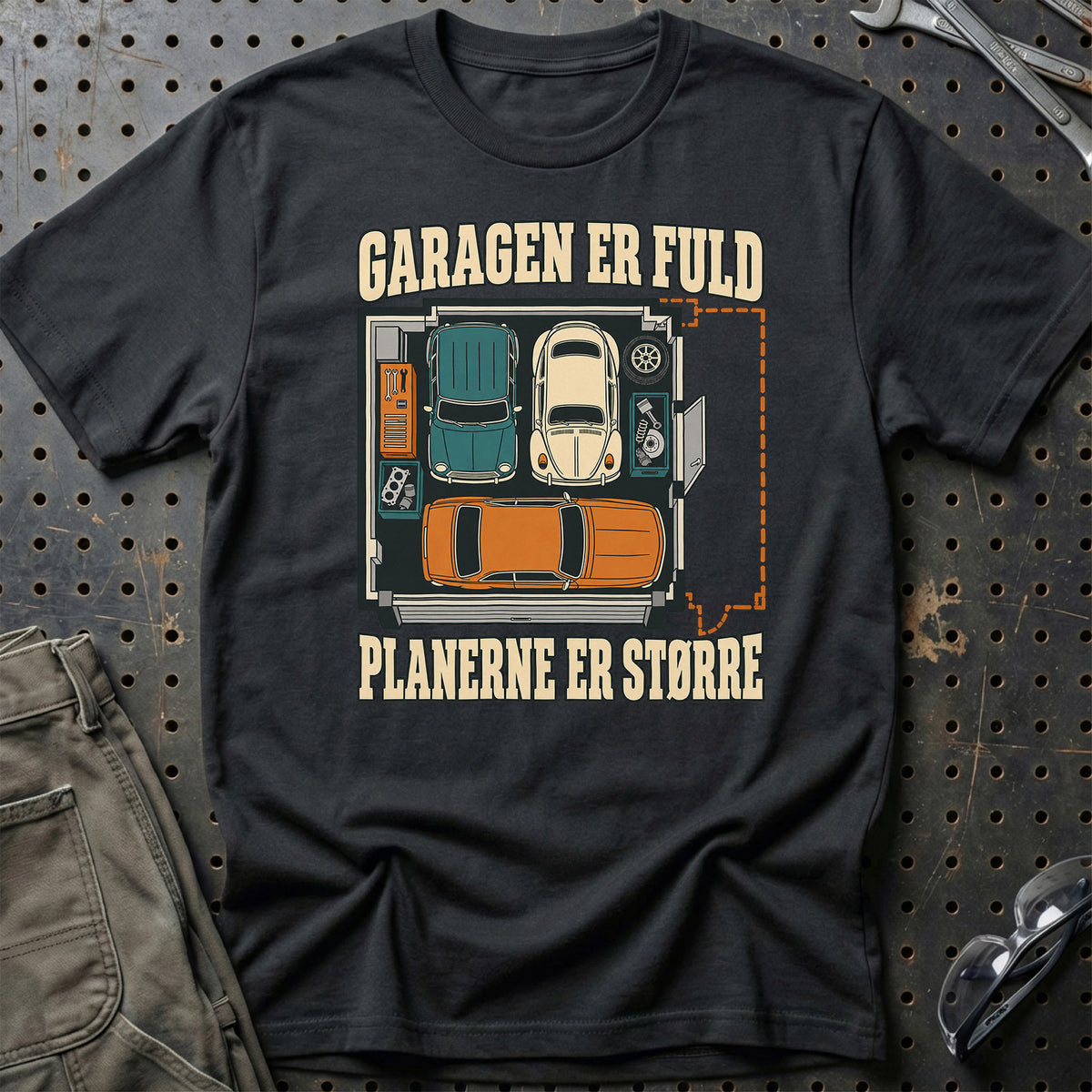 
Garagen er fuld – Planerne er større – Unisex T-Shirt – Sort