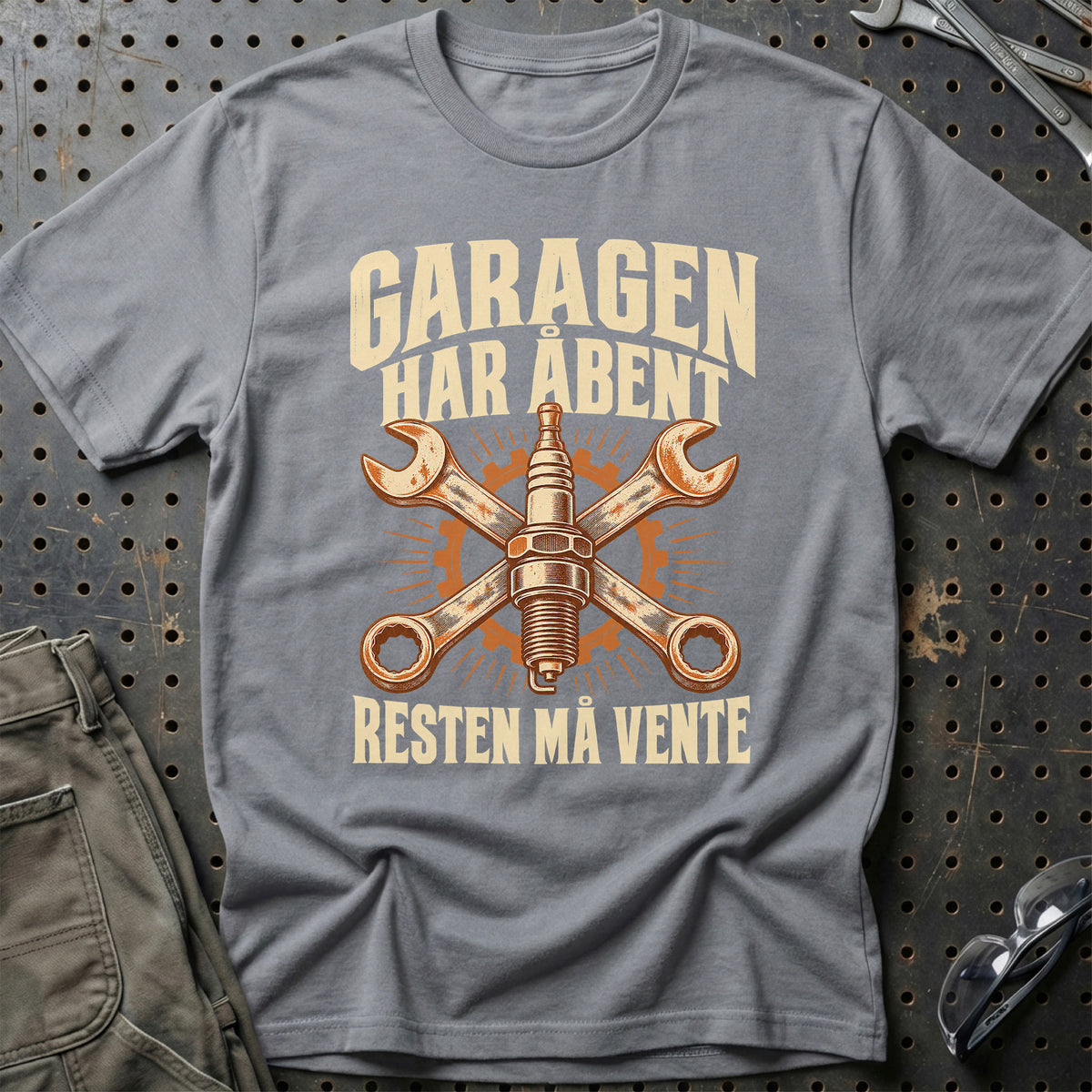 
Produktbillede af Garagen har åbent – Resten må vente T-Shirt