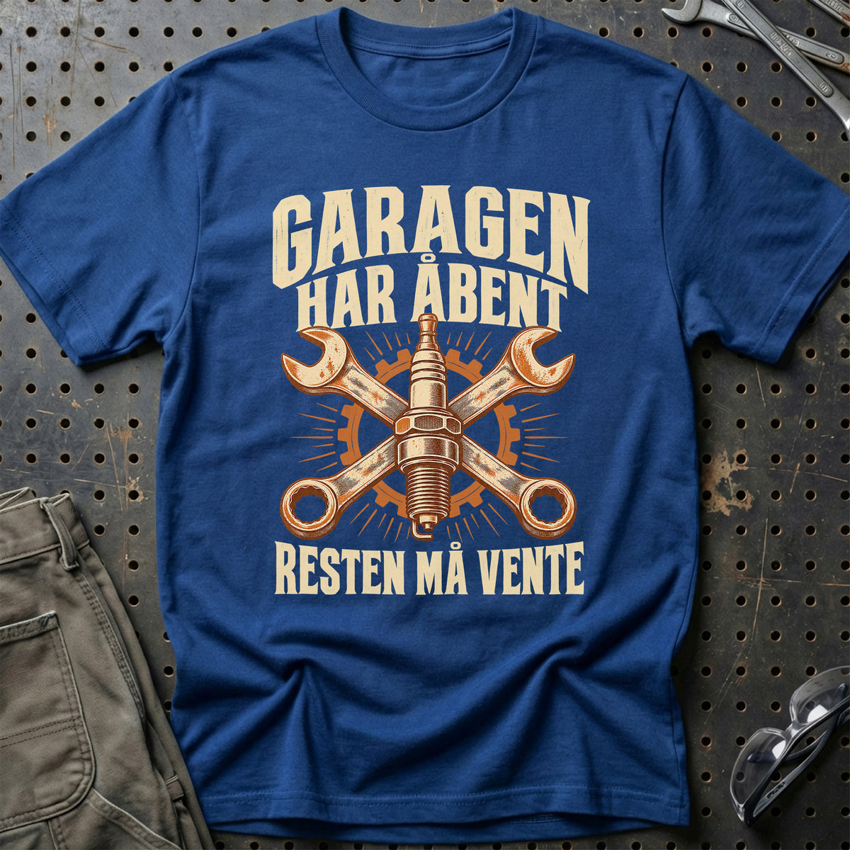 
Produktbillede af Garagen har åbent – Resten må vente T-Shirt