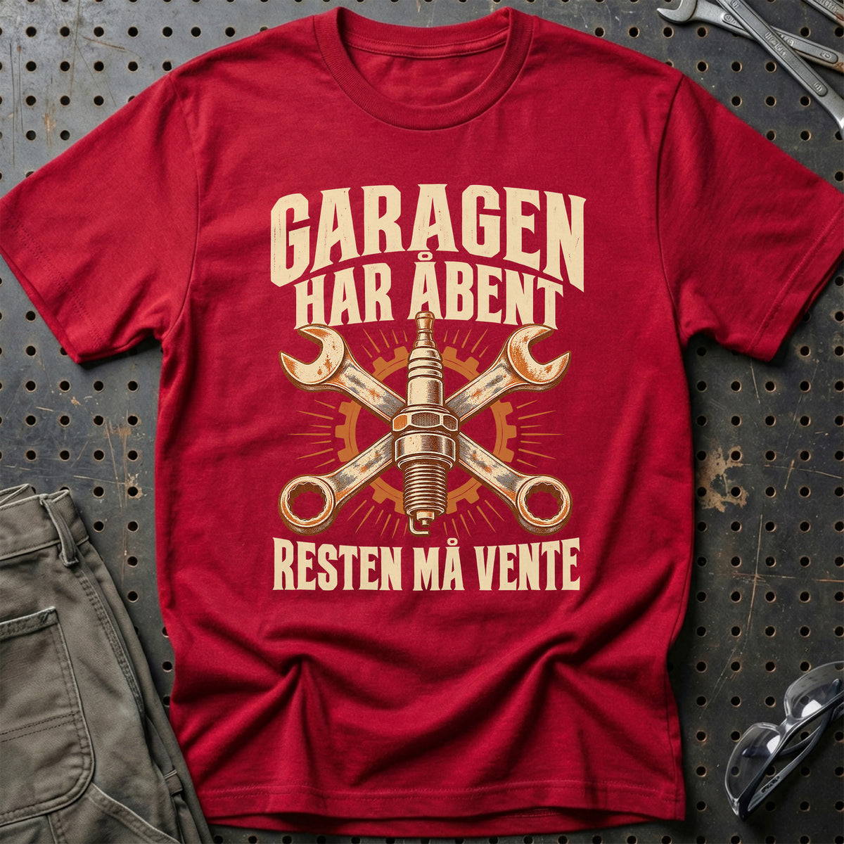 
Produktbillede af Garagen har åbent – Resten må vente T-Shirt