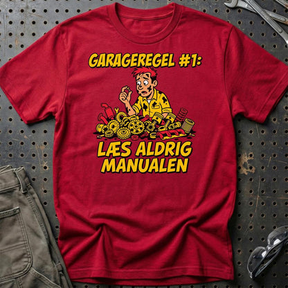 Garageregel #1 – Læs Aldrig Manualen - Unisex T-Shirt , Bomuld-Beklædning-Garage Culture-Rød-S-Garage Culture Shop- garage - man cave - merchandise