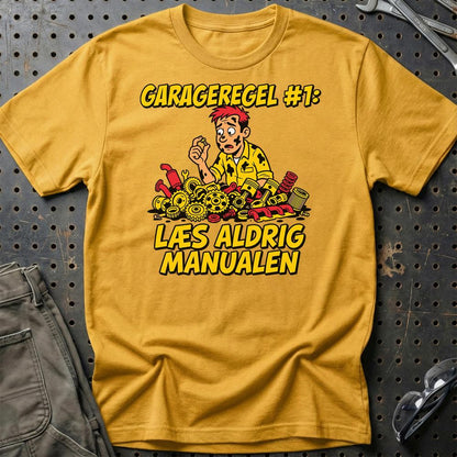 Garageregel #1 – Læs Aldrig Manualen - Unisex T-Shirt , Bomuld-Beklædning-Garage Culture-Guld-S-Garage Culture Shop- garage - man cave - merchandise
