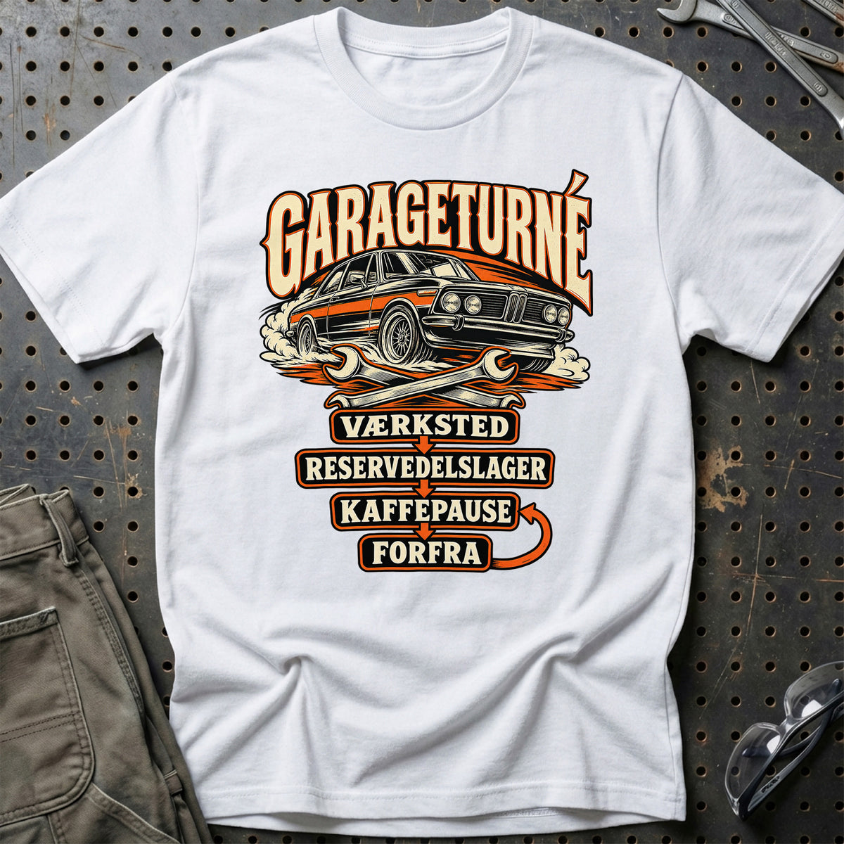 
Produktbillede af Garageturné – Værksted – Reservedelslager – Kaffepause – Forfra T-Shirt
