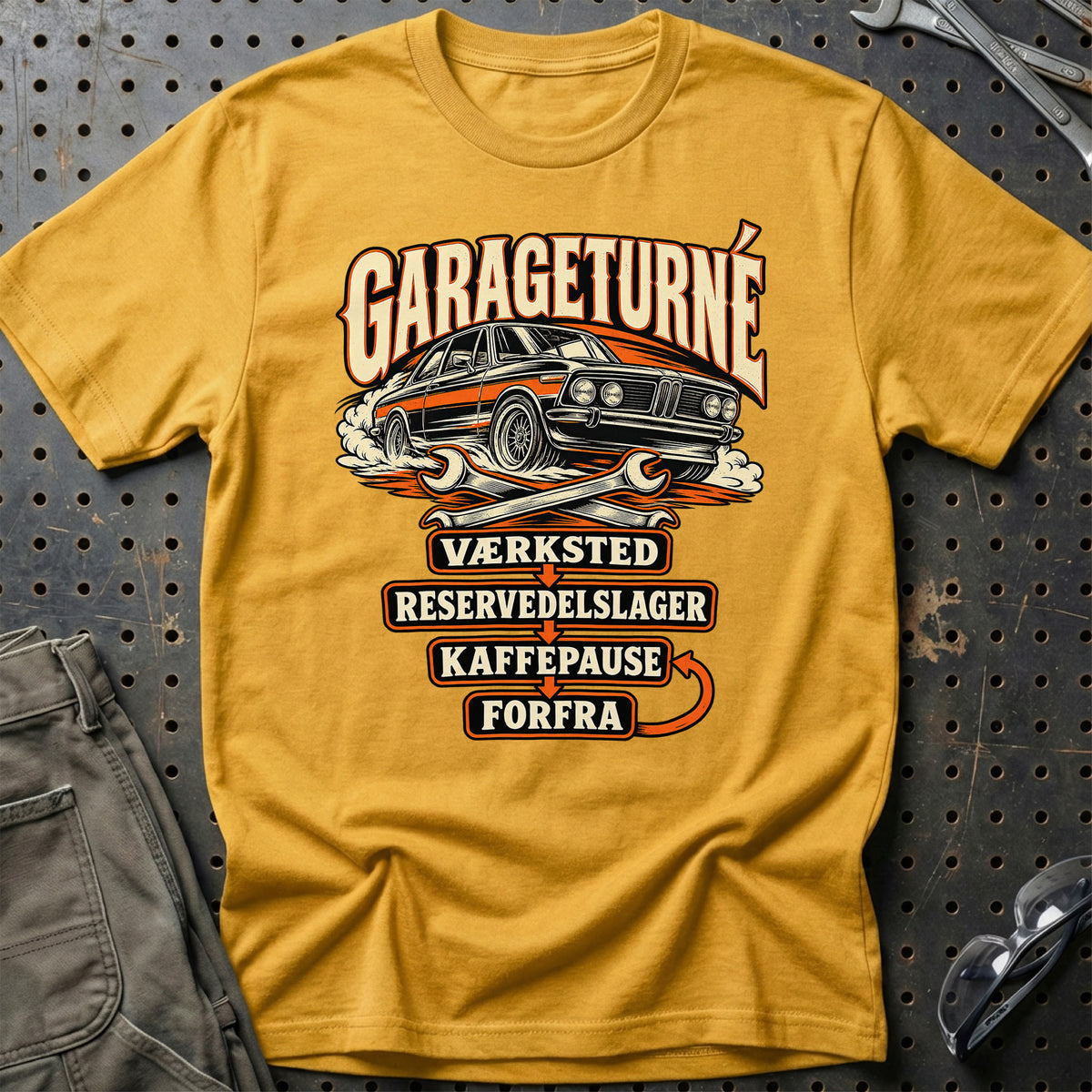
Produktbillede af Garageturné – Værksted – Reservedelslager – Kaffepause – Forfra T-Shirt