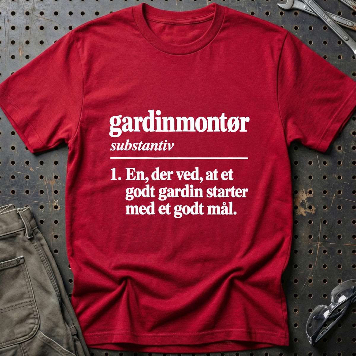 
Gardinmontør – Definition T-Shirt – Rød