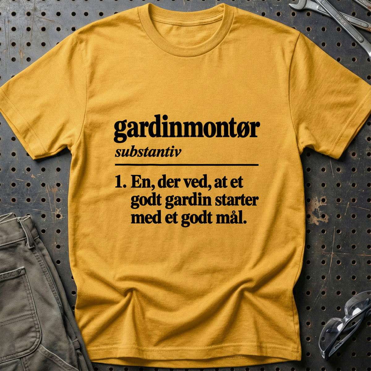 
Gardinmontør – Definition T-Shirt – Guld