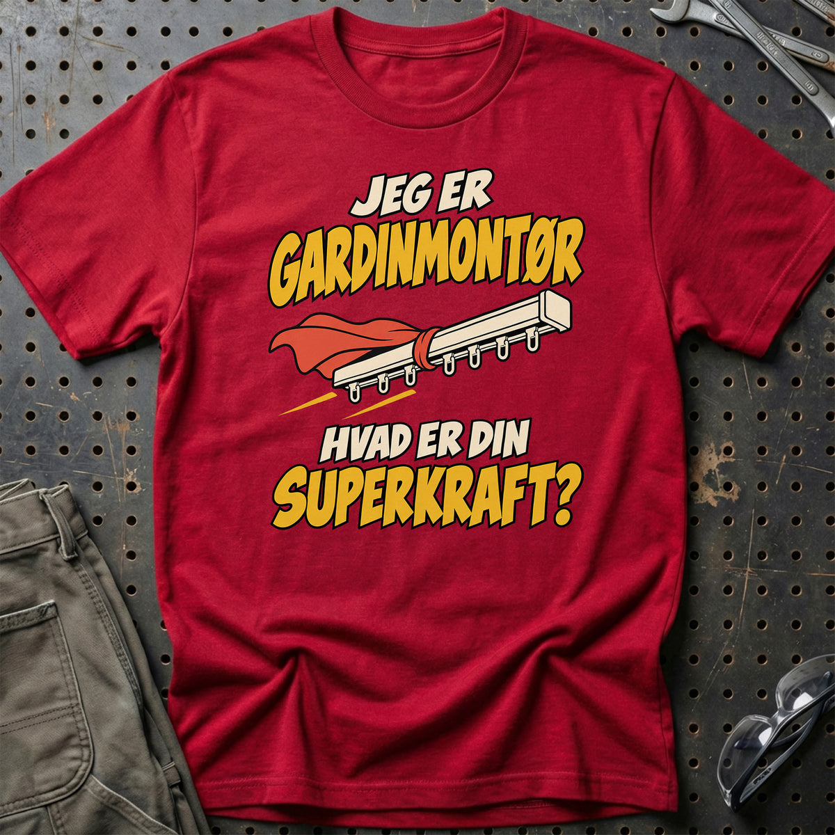 
Gardinmontør – Hvad er din superkraft? – Unisex T-Shirt – Rød