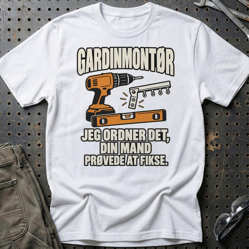 
Produktbillede af Gardinmontør – Jeg Ordner Det, Din Mand Prøvede At Fikse T-Shirt
