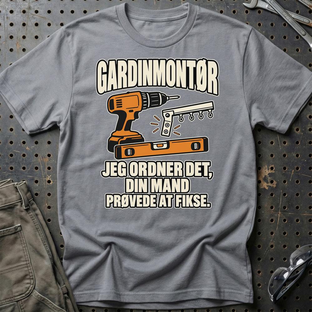 
Produktbillede af Gardinmontør – Jeg Ordner Det, Din Mand Prøvede At Fikse T-Shirt