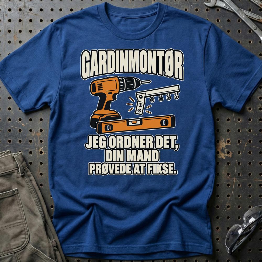
Produktbillede af Gardinmontør – Jeg Ordner Det, Din Mand Prøvede At Fikse T-Shirt