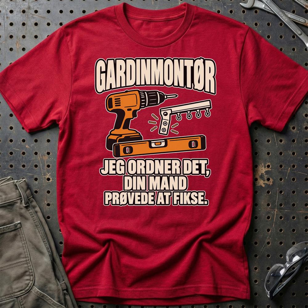 
Produktbillede af Gardinmontør – Jeg Ordner Det, Din Mand Prøvede At Fikse T-Shirt