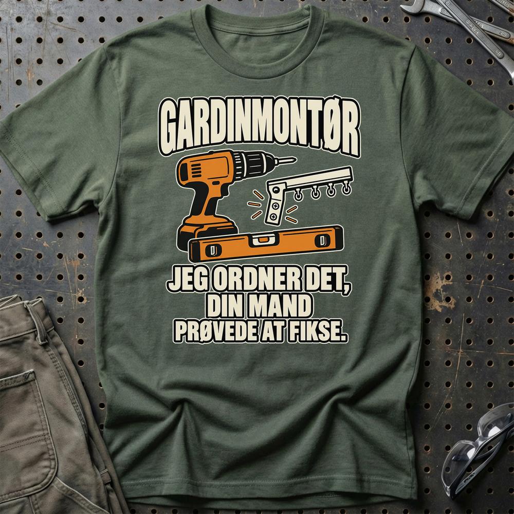 
Produktbillede af Gardinmontør – Jeg Ordner Det, Din Mand Prøvede At Fikse T-Shirt
