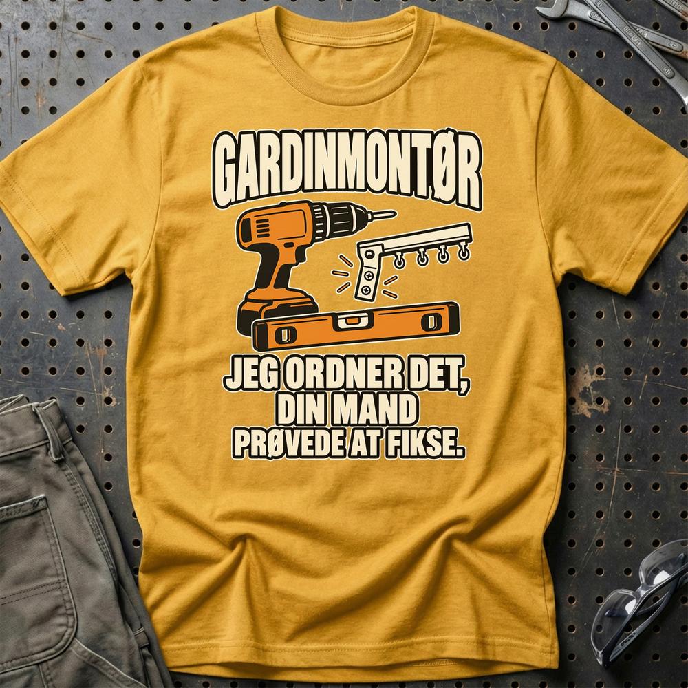 
Produktbillede af Gardinmontør – Jeg Ordner Det, Din Mand Prøvede At Fikse T-Shirt