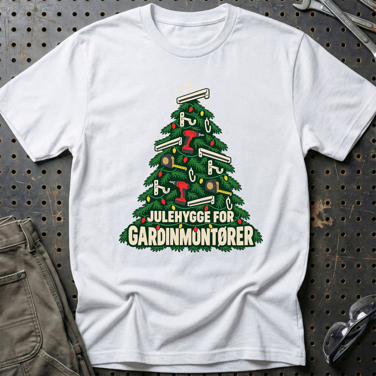 
Gardinmontør – Julehygge – Unisex T-Shirt – Hvid