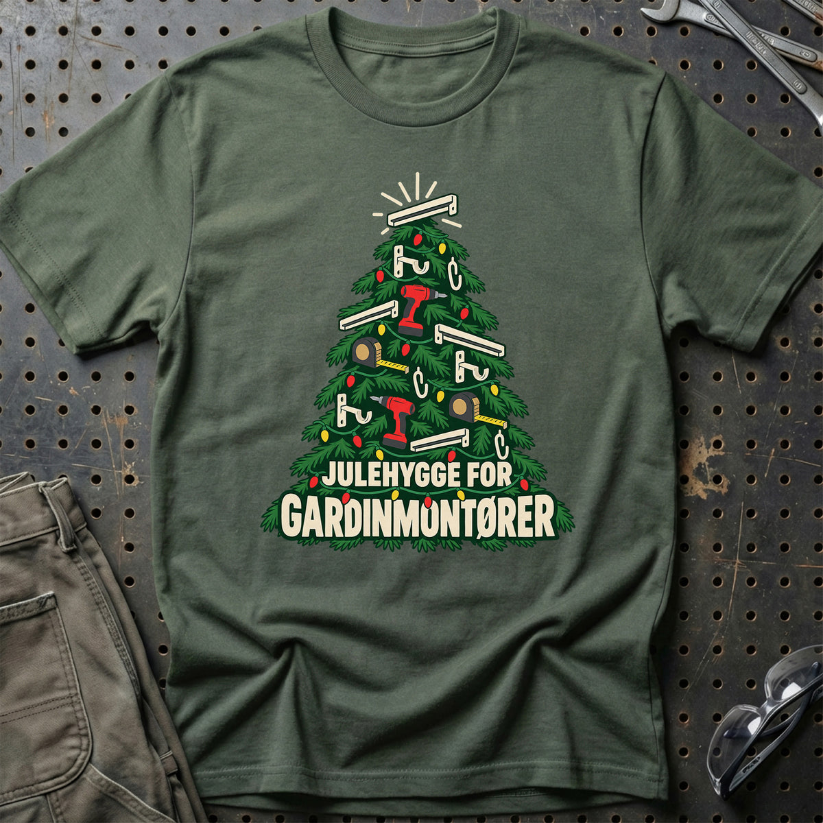 
Gardinmontør – Julehygge – Unisex T-Shirt – Grøn Militær