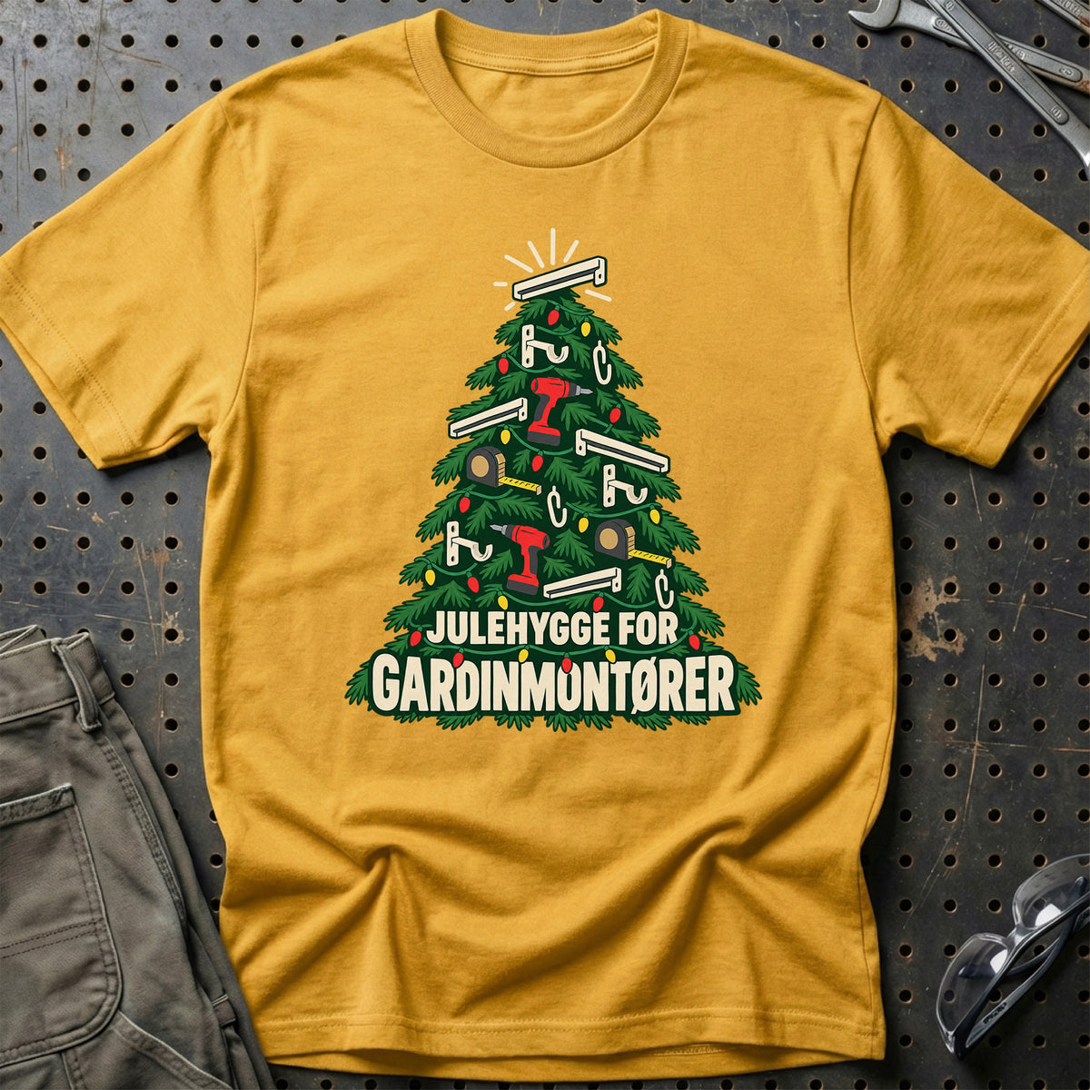 
Gardinmontør – Julehygge – Unisex T-Shirt – Guld