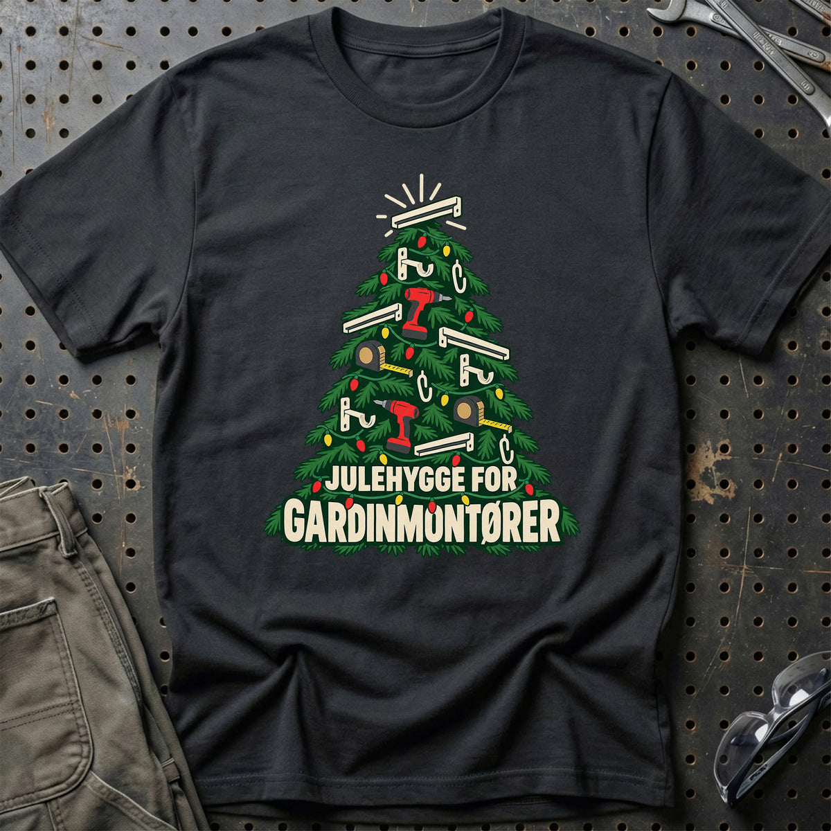
Gardinmontør – Julehygge – Unisex T-Shirt – Sort