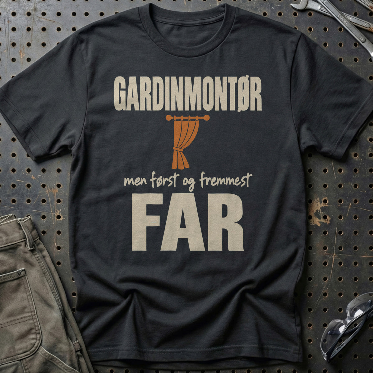 
Produktbillede af Gardinmontør – Men Først Og Fremmest Far T-Shirt