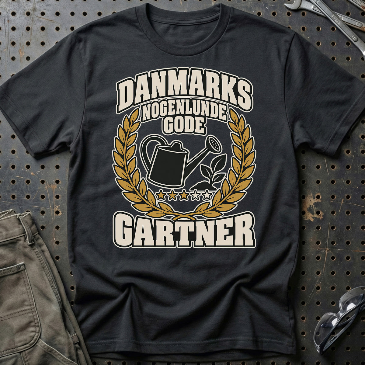 Gartner – Danmarks Nogenlunde Gode T-Shirt-Beklædning-Garage Culture-Sort-S-Garage Culture Shop- garage - man cave - merchandise
