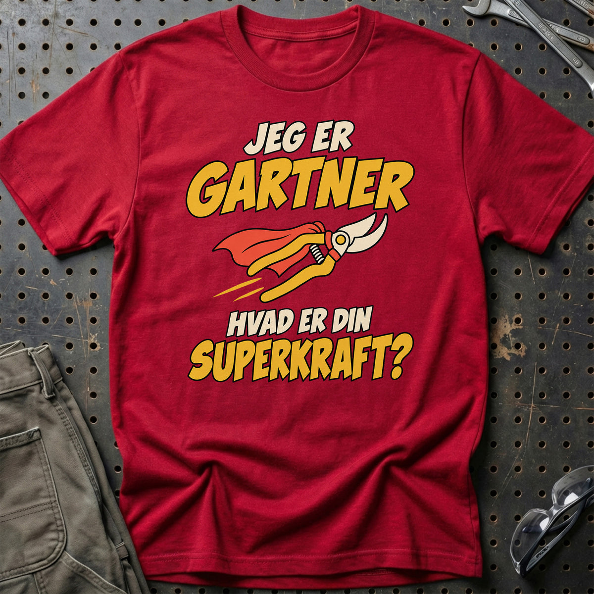 
Gartner – Hvad er din superkraft? – Unisex T-Shirt – Rød