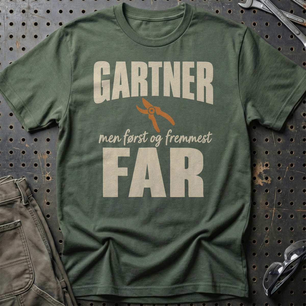 
Produktbillede af Gartner – Men Først Og Fremmest Far T-Shirt
