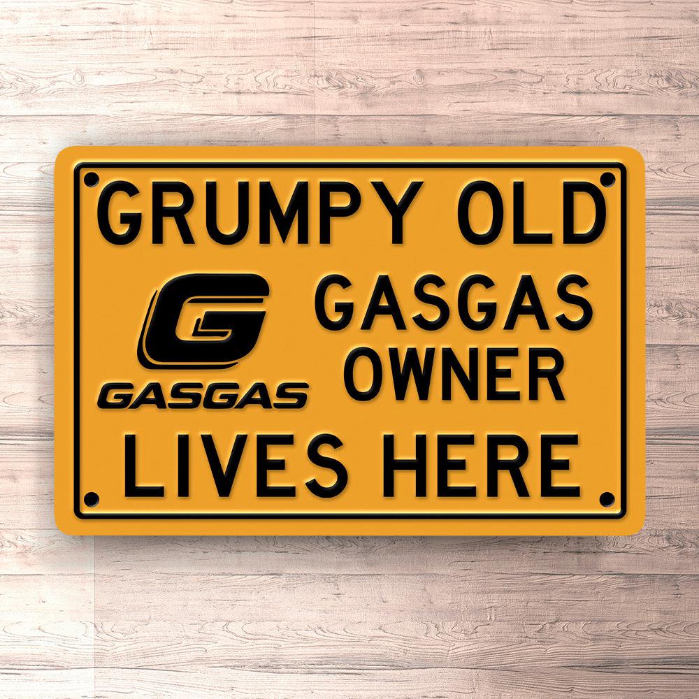 Gasgas Grumpy Old Gasgas Owner Lives Here Skilte, Musemåtte, Dørmåtte-Skilte-Gasgas-Garage Culture Shop- garage - man cave - merchandise