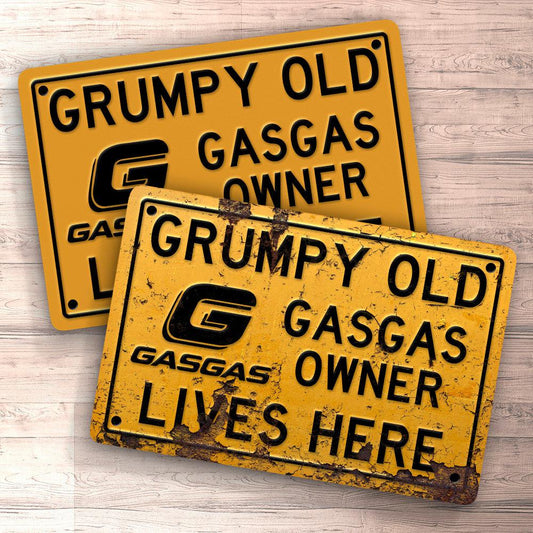 Gasgas Grumpy Old Gasgas Owner Lives Here Skilte, Musemåtte, Dørmåtte , Plakat-Skilte-Gasgas-Garage Culture Shop- garage - man cave - merchandise