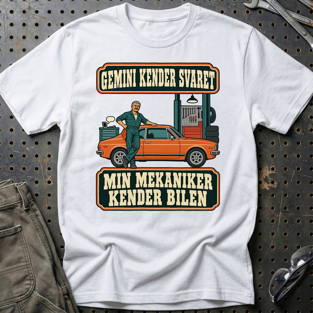 
Gemini kender svaret – Min mekaniker kender bilen T-Shirt – Hvid