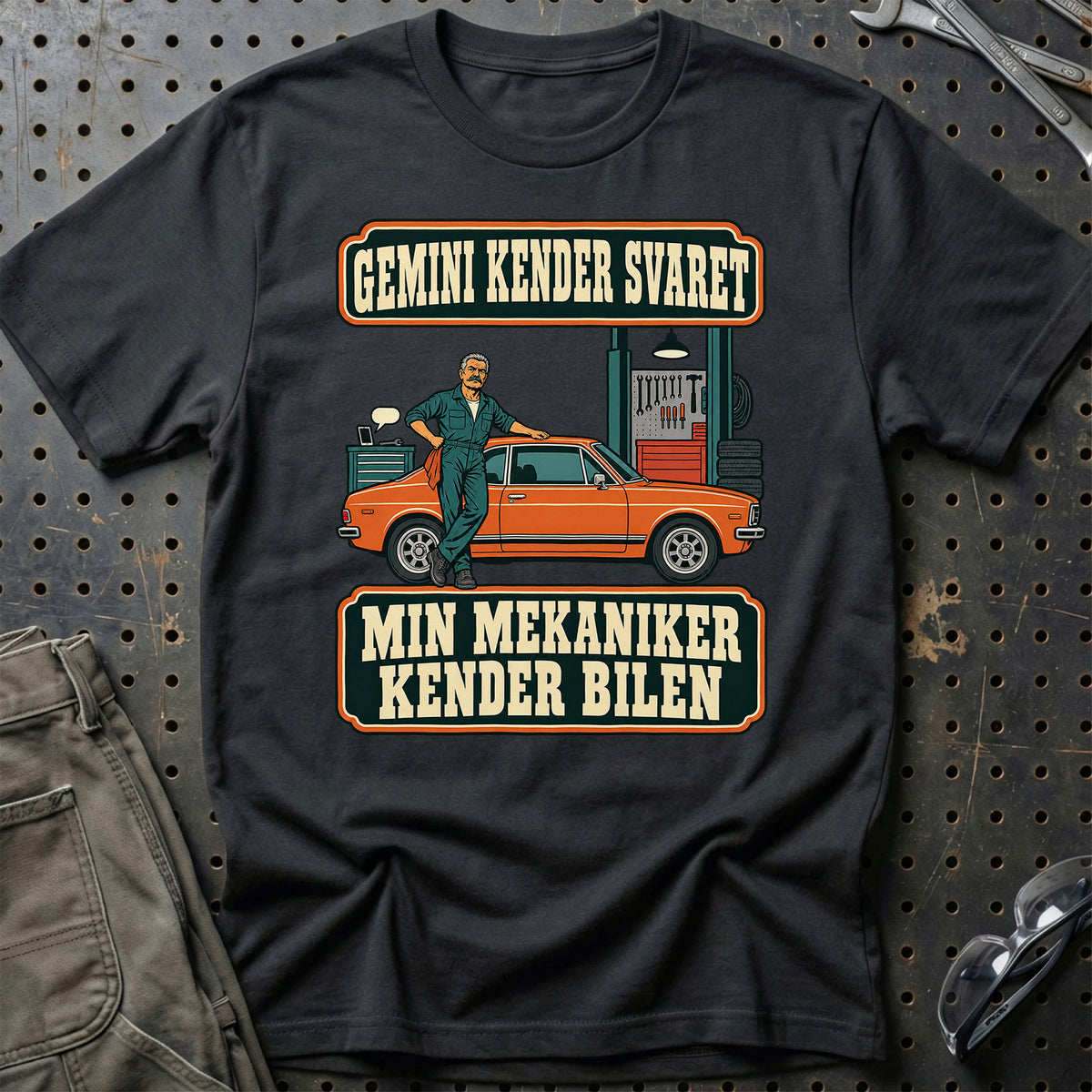 
Gemini kender svaret – Min mekaniker kender bilen T-Shirt – Sort