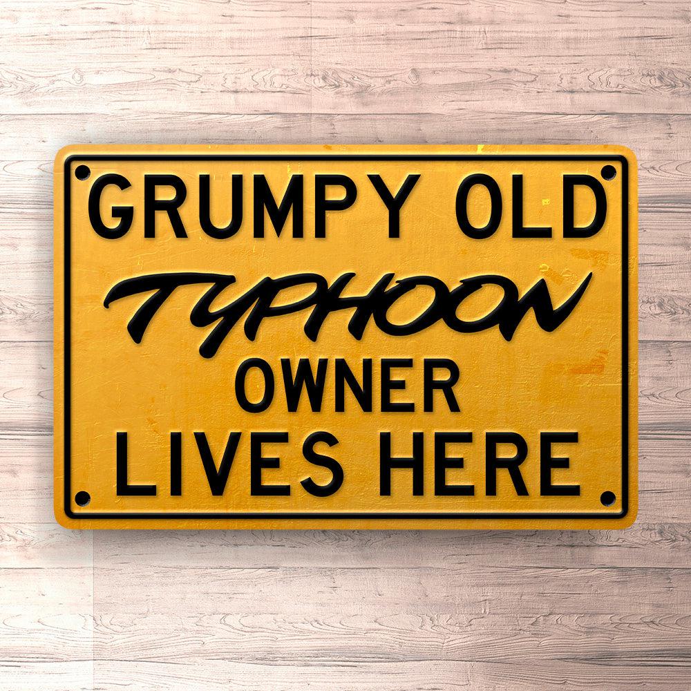 Gmc Typhoon Grumpy Old Gmc Typhoon Owner Lives Here Skilte, Musemåtte, Dørmåtte-Skilte-GMC-Garage Culture Shop- garage - man cave - merchandise