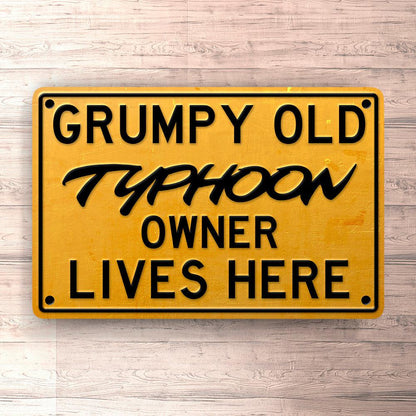 Gmc Typhoon Grumpy Old Gmc Typhoon Owner Lives Here Skilte, Musemåtte, Dørmåtte-Skilte-GMC-Garage Culture Shop- garage - man cave - merchandise