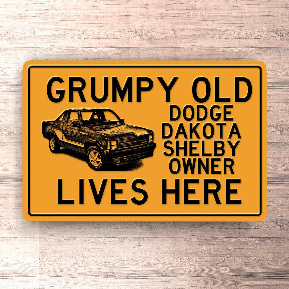 Grumpy Old Dodge Dakota Shelby Lives Here Skilte, Musemåtte, Dørmåtte , Plakat-Skilte-Dodge-Garage Culture Shop- garage - man cave - merchandise