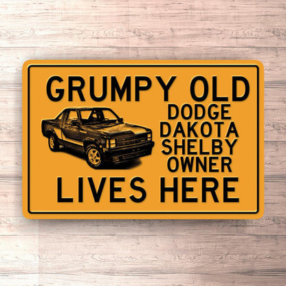 Grumpy Old Dodge Dakota Shelby Lives Here Skilte, Musemåtte, Dørmåtte , Plakat-Skilte-Dodge-Garage Culture Shop- garage - man cave - merchandise
