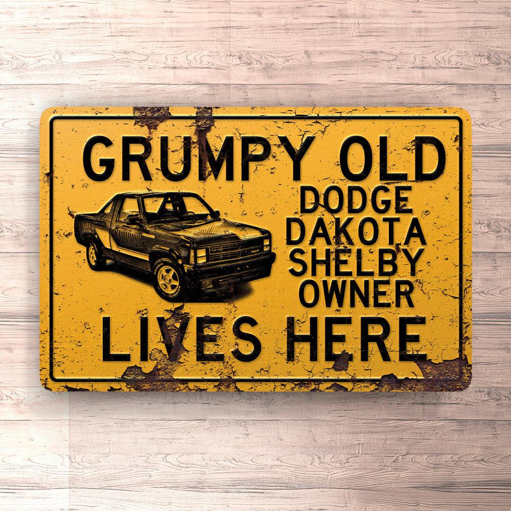 Grumpy Old Dodge Dakota Shelby Lives Here Skilte, Musemåtte, Dørmåtte , Plakat-Skilte-Dodge-Garage Culture Shop- garage - man cave - merchandise