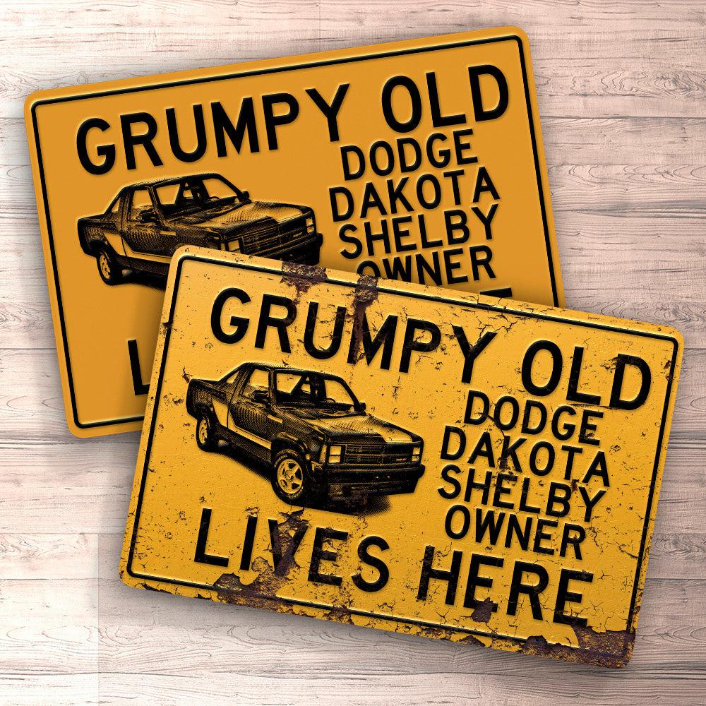 Grumpy Old Dodge Dakota Shelby Lives Here Skilte, Musemåtte, Dørmåtte , Plakat-Skilte-Dodge-Garage Culture Shop- garage - man cave - merchandise