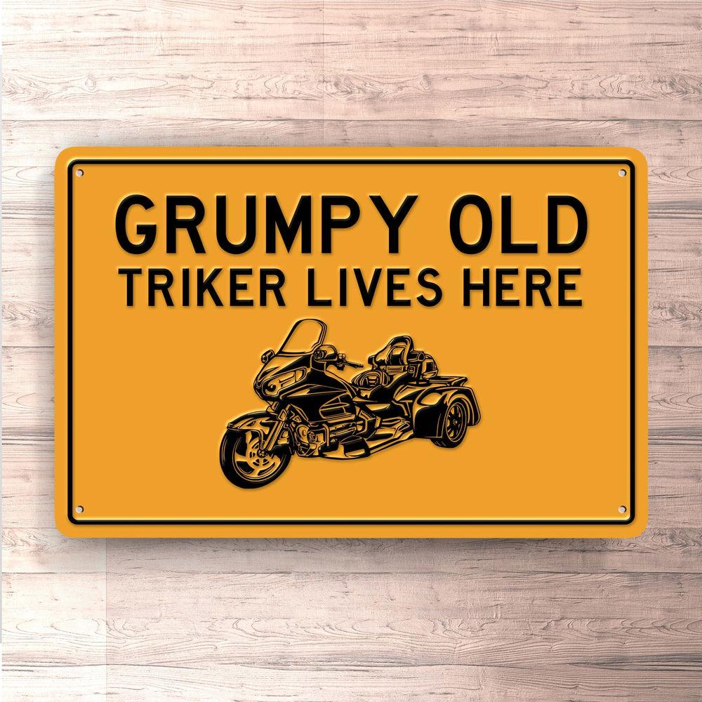 Grumpy Old Triker Lives Here Skilte, Musemåtte, Dørmåtte-Parking skilte-Biker-Garage Culture Shop- garage - man cave - merchandise