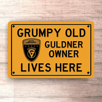 Güldner Grumpy Old Owner Lives Here Skilte, Musemåtte, Dørmåtte , Plakat-Skilte-Güldner-Garage Culture Shop- garage - man cave - merchandise