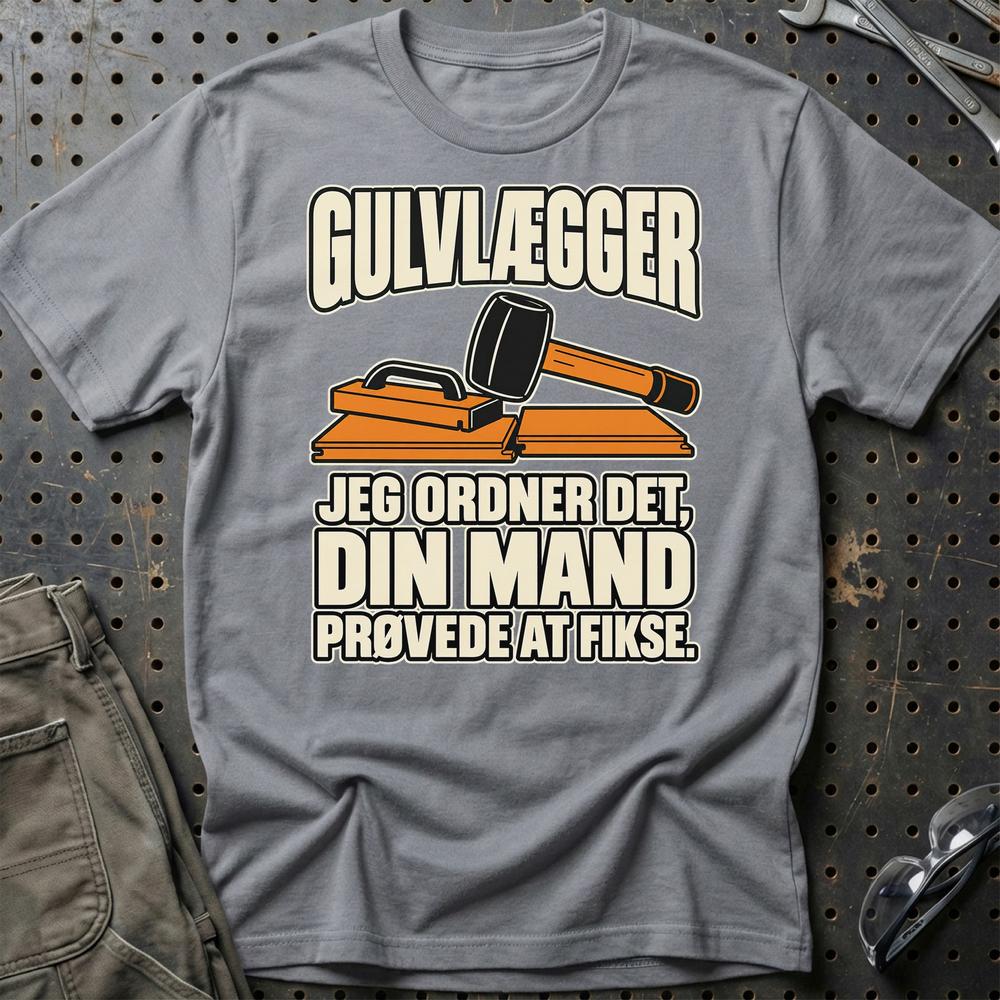 
Produktbillede af Gulvlægger – Jeg Ordner Det, Din Mand Prøvede At Fikse T-Shirt