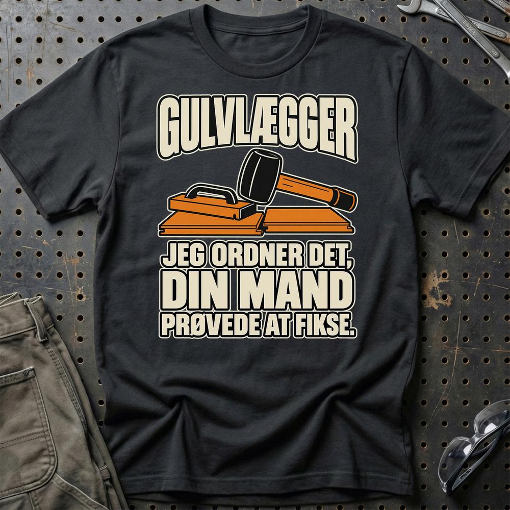 
Produktbillede af Gulvlægger – Jeg Ordner Det, Din Mand Prøvede At Fikse T-Shirt