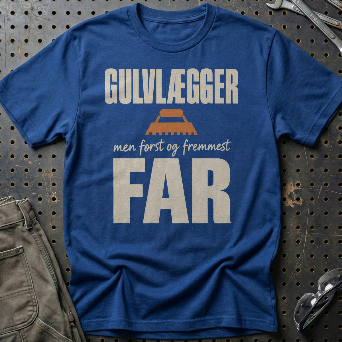 
Produktbillede af Gulvlægger – Men Først Og Fremmest Far T-Shirt