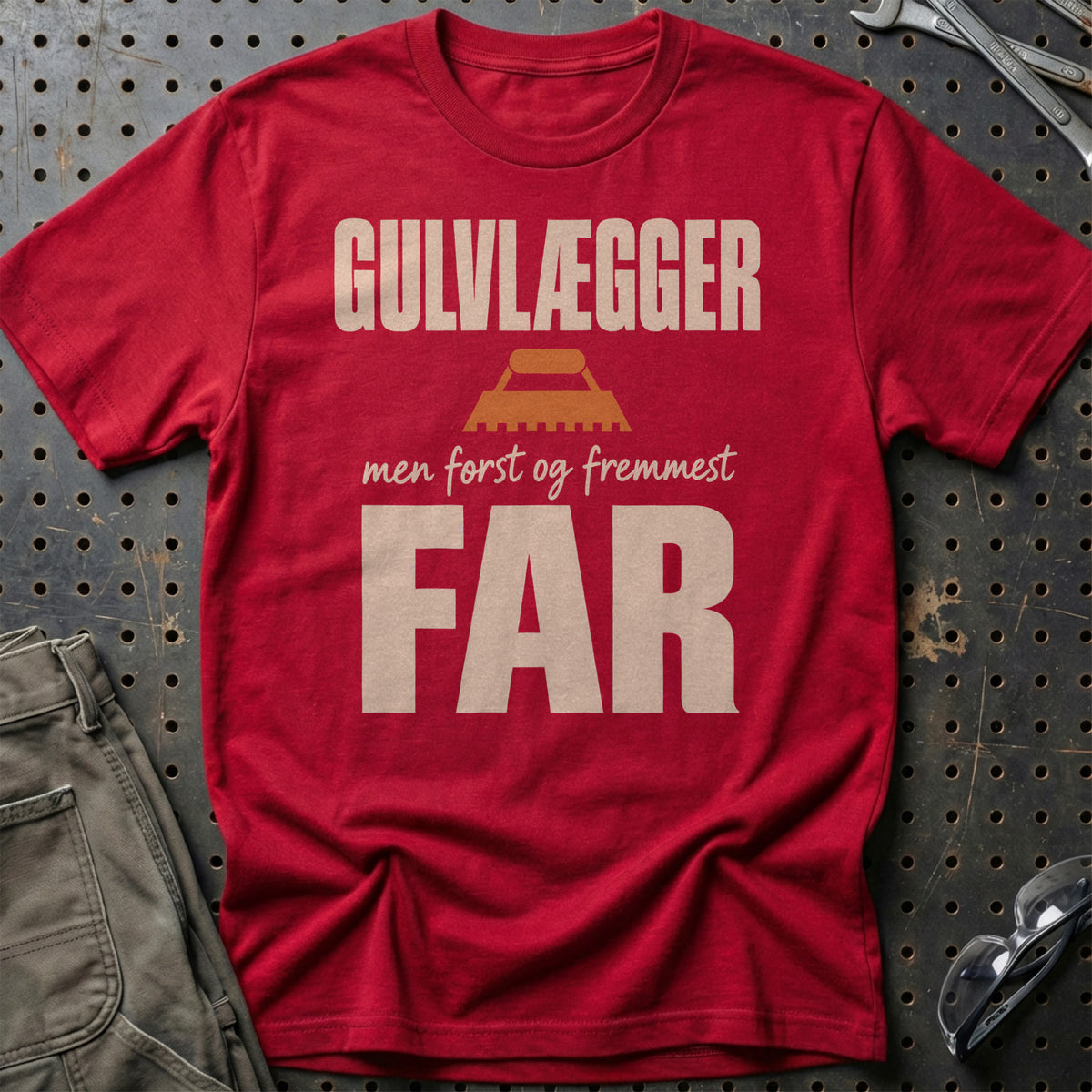 
Produktbillede af Gulvlægger – Men Først Og Fremmest Far T-Shirt